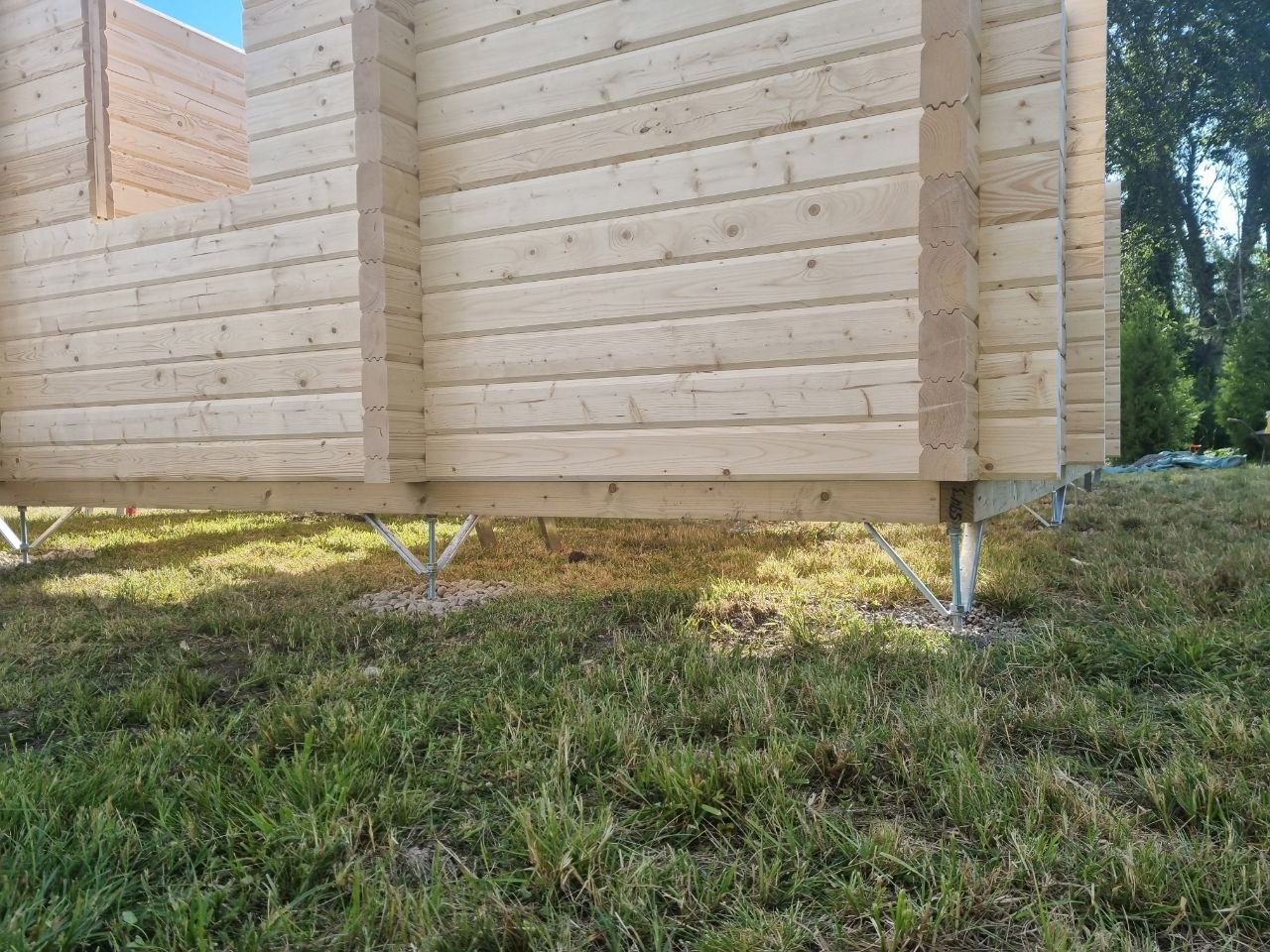 Level timber frame over uneven ground